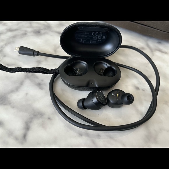 Bang & Olufsen Beoplay E8 Premium Truly Wireless Bluetooth Earphones - Picture 2 of 4